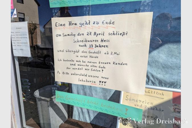 Im Schaufenster seines Ladengeschäfts verabschiedet sich Siegbert Hess von seiner treuen Kundschaft.
