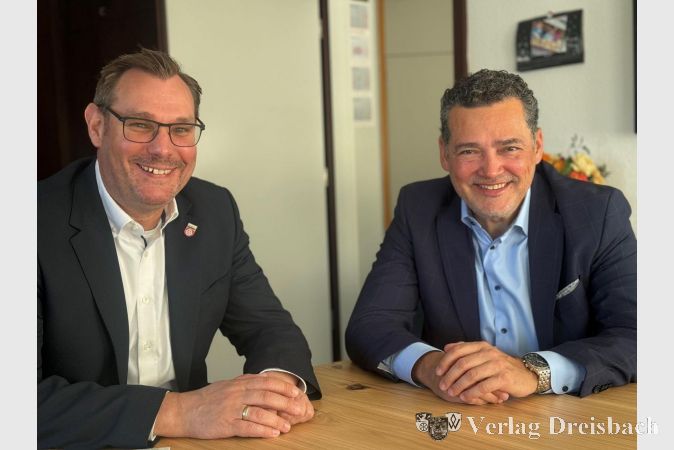 Bürgermeister Christian Seitz (links) und Oliver Schwebel, neuer Vizepräsident der IHK Frankfurt.