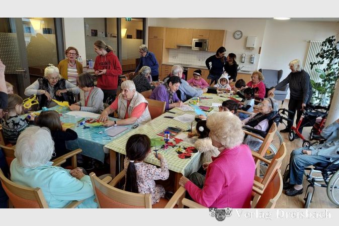 Die Kinder der Kita St. Vitus und die Senioren bastelten gemeinsam im Kursana Domizil.