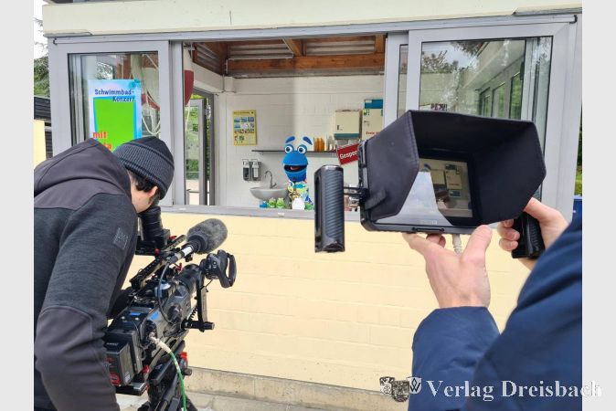 Film ab: Das sprechende Mikrofon SingDing im Bademeisterhäuschen.