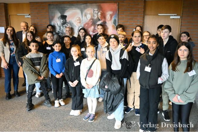 Die Jungen und Mädchen bei der Begrüßung im Landratsamt.