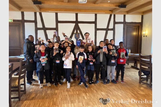 Die 20 jungen Fußballspielerinnen und Fußballspieler von der Fußballschule der Stadt Sarcelles im Hessensaal.