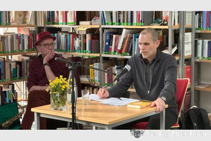 Autor Arno Dahmer (rechts) wurde von Manfred Mommberger (links) am Saxophon begleitet.
