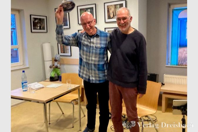 Stefan Pölt und Chris Savage bedanken sich beim begeisterten Publikum für den Applaus.