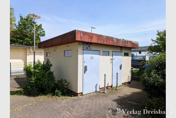 Die alte WC-Anlage am Platz von Airaines. Neben einer moderneren öffentlichen Toilette soll hier eine Fahrradsammelschließanlage entstehen.