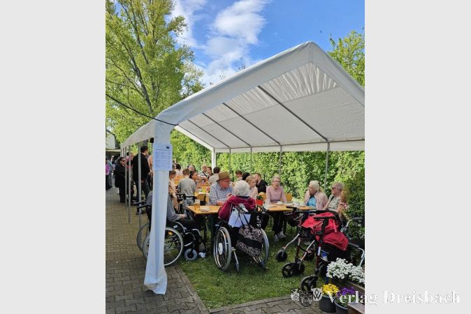 Schattige Plätzchen unter dem Zelt - eine gemütliche Option bei bestem Frühlingswetter.