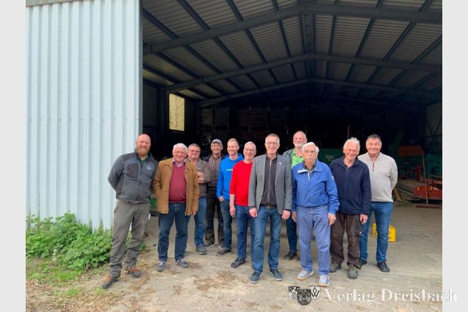 Die Teilnehmer an der AG-Sitzung vor der Feldhalle im Hochfeld.