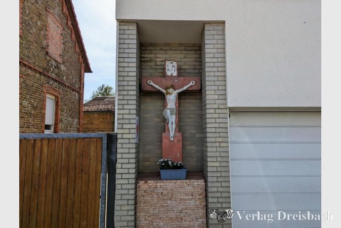 Das Sandsteinkreuz an der Schulstraße 27, zur Lindenstraße hin gerichtet.