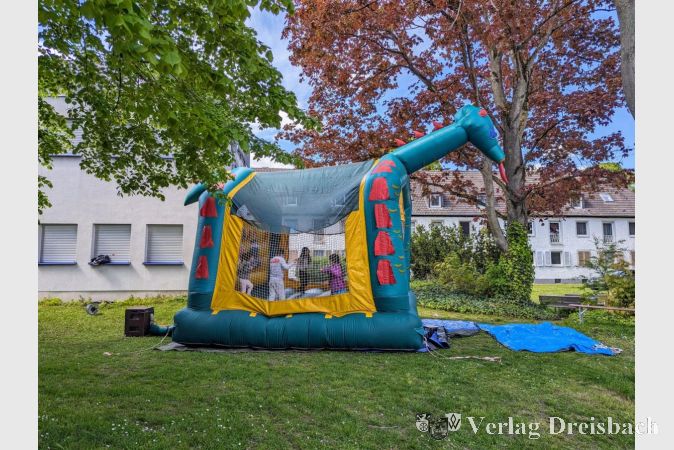 Die Kinder vergnügten sich mit Begeisterung in der großen Hüpfburg.