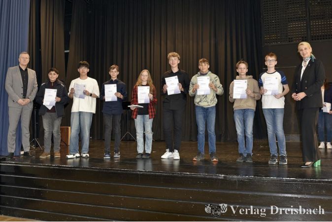 René Raumanns (v. l.) mit Abdullah Farzat, Sihu Park, Marlon Jakobi, Amelie Luciana Wiegand, Lars Schön, Jannes Mika Kämper, Elia Benjamin Tropschug und Ole Albert sowie Sonja Litzenberger.