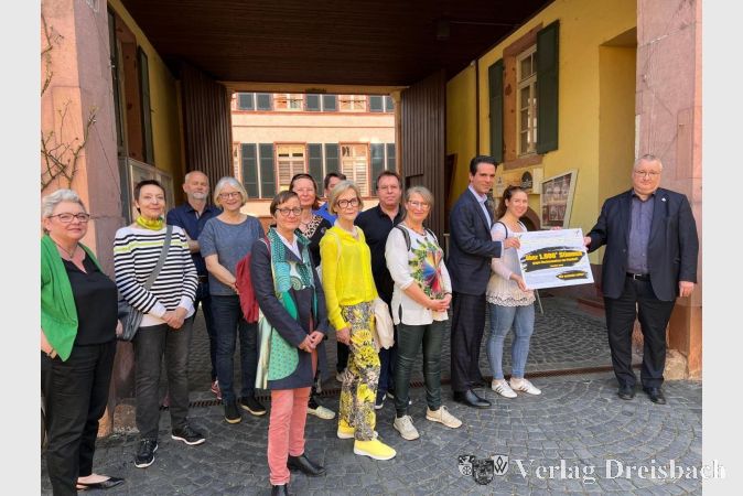 Übergabe der Unterschriften an Bürgermeister Schindling (rechts) am Dienstag, 30. April.