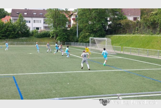 B. Gillies erzielte das 3:0 in Halbzeit 1.