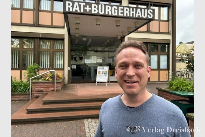 Martin Mohr vor dem Krifteler Rat- und Bürgerhaus. Der 44-Jährige Leiter des Fachbereichs Bauen, Planung und Liegenschaften ist der Kandidat der CDU-Fraktion für die Nachfolge von Franz Jirasek.