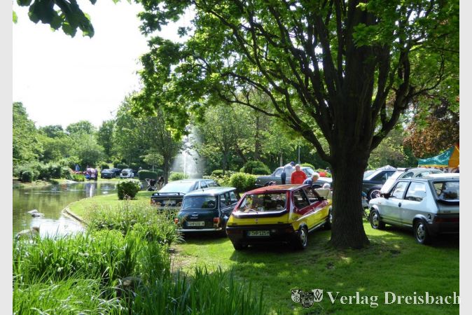 Das macht die besondere Atmosphäre in Hattersheim aus: viele Autos werden - wie hier im vergangenen Jahr - in der Nähe des Weihers präsentiert.