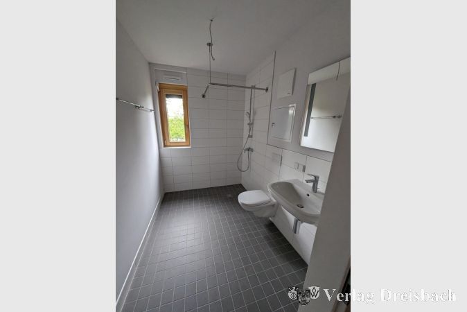 Badezimmer in einer rollstuhlgerechten Wohnung in der neuen Wohnanlage Raiffeisenstraße. Das Foto ist bei einer Führung während der Bauphase entstanden.