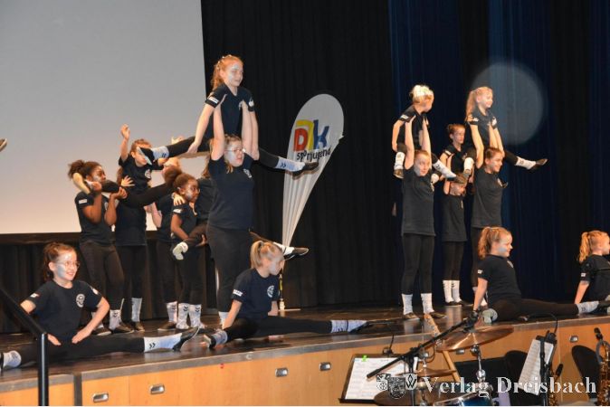 Die Showturngruppen der DJK Flörsheim verzaubern mit ihren kreativen und energiegeladenen Performances, die die Lebendigkeit und Vielfalt des Vereinslebens widerspiegeln.