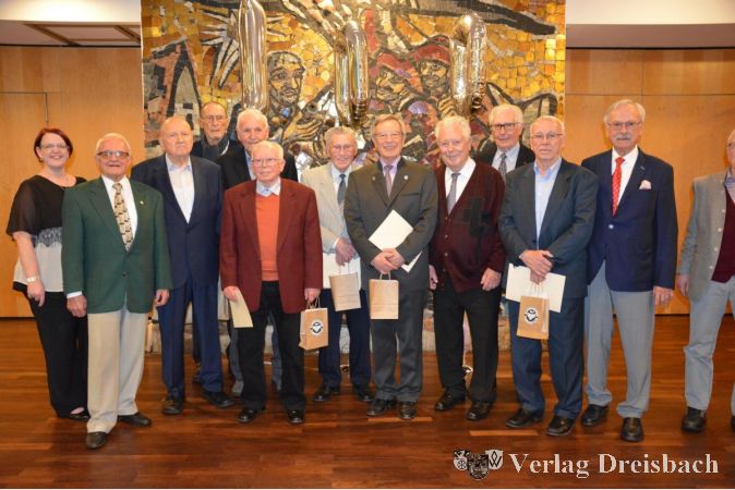 Michaela Richter, Erich Mähner, Roland Weilbächer, Karl- Heinz Saal, Richard Lauck, Ewald Ruppert, Karl- Heinz Wittekind, Engelbert Kohl, Leo Fercher, Dieter Müller, Franz-Josef Ruppert und Franz-Josef Laufenberg feiern 70 Jahre Mitgliedschaft bei der DJK Flörsheim. (v.l.)