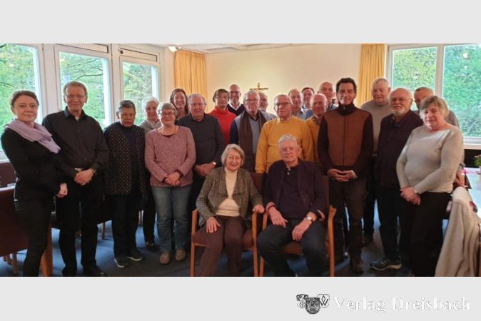 Der „Freundeskreis der Hattersheimer Tafel“ mit Herrn Jakob und seiner Frau, sitzend davor.