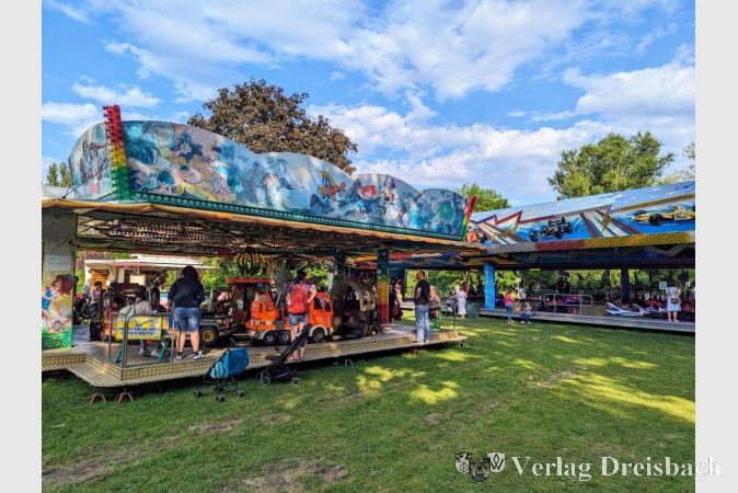 Obligatorische Attraktionen bei jedem Frühlingsfest: Karussell und Autoscooter.
