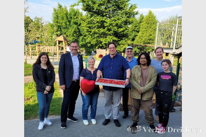 Bürgermeister Christian Seitz (2.v.l.) und Pasquale (4.v.l.) Fiore überbrachten Präsente zum Tag der Kinderbetreuung.