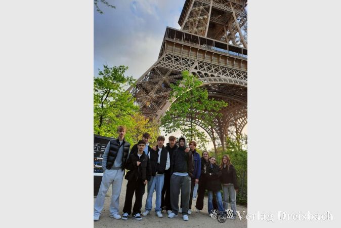 Die Schülerinnen und Schüler des Französischkurses vor dem Eiffelturm.