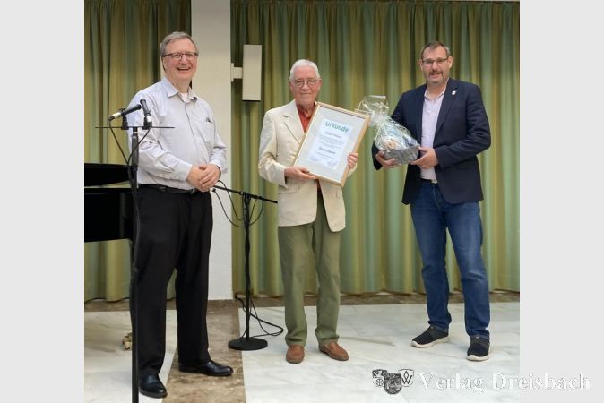 V.l.n.r.: Der Vorsitzende des Kulturforums Dr. Frank Fichert, Dietmar Vollmert und Bürgermeister Christian Seitz. Vollmert wurde im Rahmen des Konzerts zum Ehrenmitglied des Kulturforums ernannt.