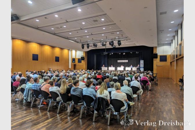 Über 350 Zuschauerinnen und Zuschauer verfolgten am Montagabend die Podiumsdiskussion zur Bürgermeisterwahl in der Flörsheimer Stadthalle.