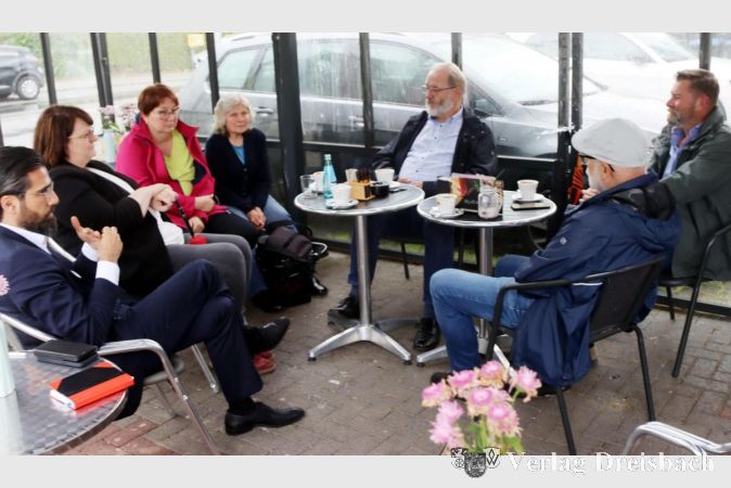 Der SPD-Ortvereinsvorstand kam zum Abschluss der Stadtteilbegehungen von Michael Antenbrink (2.v.r.) an der Rheinallee zusammen, Gast war der Staatssekretär im Wirtschaftsministerium, Umut Sönmez (l.).