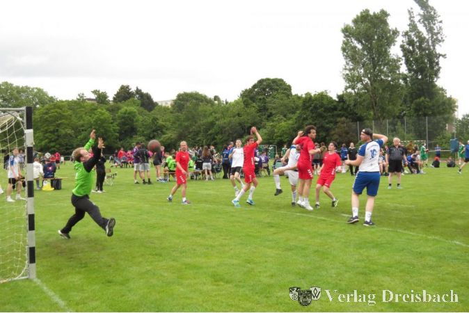 Die Männer der MSG Schwarzbach (in weiß-blau) siegten beim eigenen Turnier.