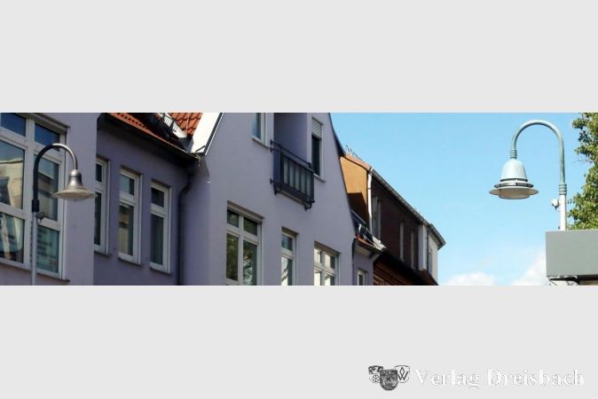 Die Erneuerung der Straßenbeleuchtung in der Altstadt - hier sind in der Wickerer Straße der alte (r.) und neue LED zu sehen - ein Thema, das Michael Antenbrink noch aus seiner Amtszeit kennt und nun erst zu Ende geführt wird.
