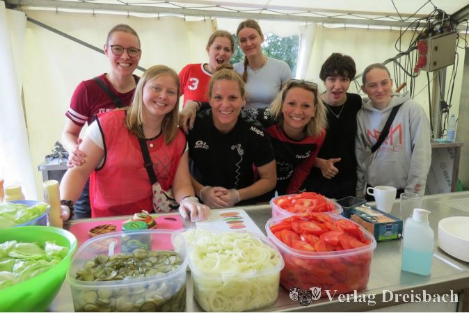 Um die 100 Helfer engagierten sich - hier die Damen an der Burger-Theke.