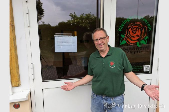 Der Erste Vorsitzende Bernd Degenhardt am Dienstagabend vor dem Vereinsheim der Kleingärtner. An der Tür informierte ein Zettel über die erfolgte Absage des Wäldchestages. Lediglich eine vereinsinterne Feier wurde noch veranstalten.