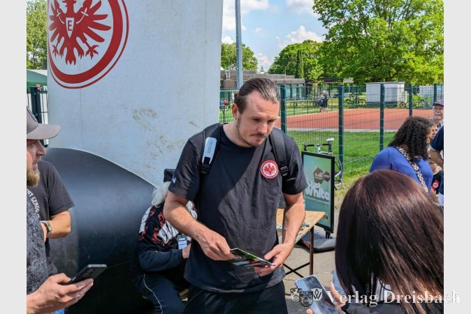 "Fußballgott" Alex Meier wurde schon auf dem Weg zum Sportpark von Autogrammjägern belagert.