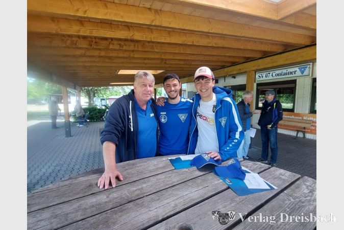 Erster Vorsitzender Ralf Schmidt bedankte sich für die gute Zusammenarbeit bei Jonah Dirnbeck (Mitte) und Paul Becker (rechts).