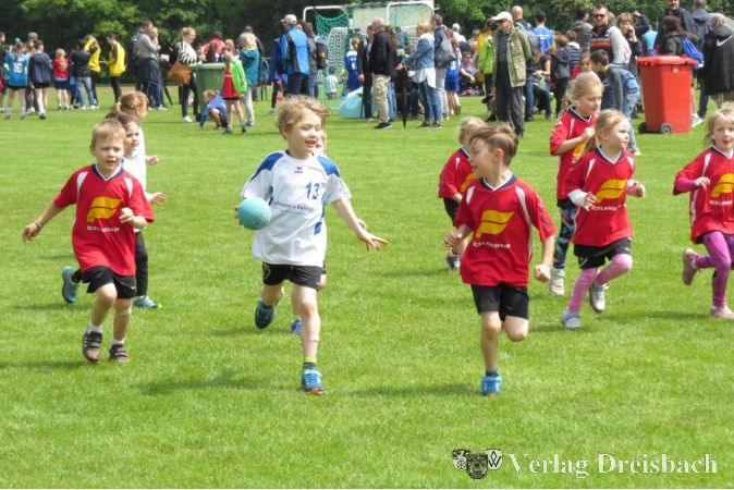 Flink: die Kleinsten der G-Jugend bei ihrem Einlagespiel.