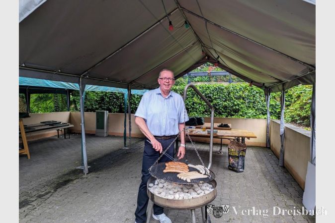 Dieter Falb am Grill bescherte den erschienen Vereinsmitgliedern wenigstens noch ein leckeres Abendessen.