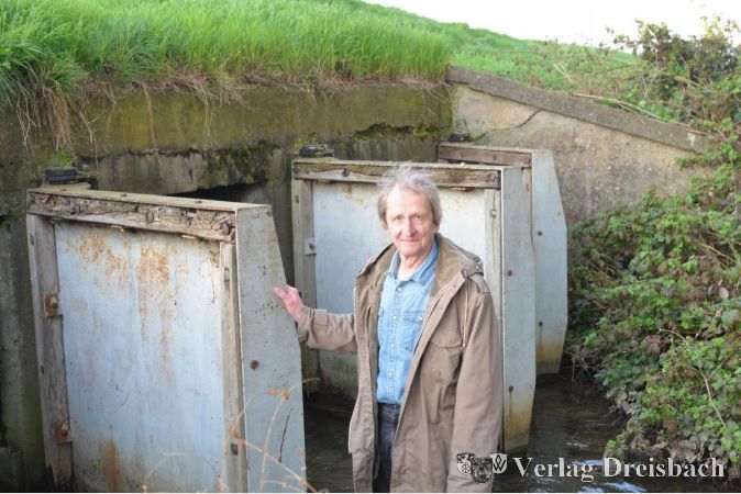 Der Vorsitzende des BUND-Ortsverbandes Flörsheim, Reinhold Habicht, leitet die Arbeiten zur Mainrenaturierung.