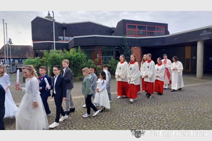 In einer feierlichen Prozession ziehen die Erstkommunionkinder in die Kirche St. Gallus ein.
