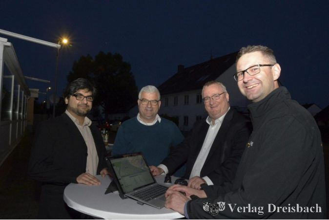V.l.n.r.: Salih Keskis (Stadtwerke Hattersheim), Andreas Haus (Syna), Bürgermeister Klaus Schindling, Florian Bienias (Syna).