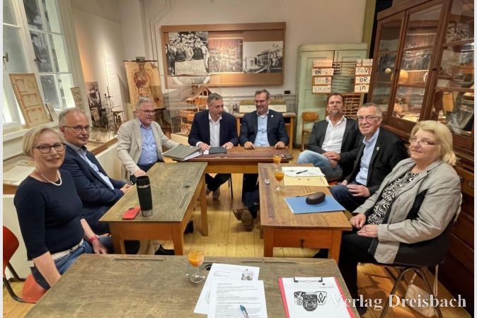 V.l.n.r.: Elke Wetterau-Bein, Wolfgang Kollmeier, Dr. Bernd Blisch (Bürgermeister Flörsheim), Vorsitzender Axel Fink (Schuldezernent MTK), der Stellvertretende Vorsitzende Christian Seitz (Bürgermeister Kriftel), Dr. Christoph Richter (WGS-Schulleiter), der Erste Beigeordnete Franz Jirasek und Kassiererin Monika Dünte.