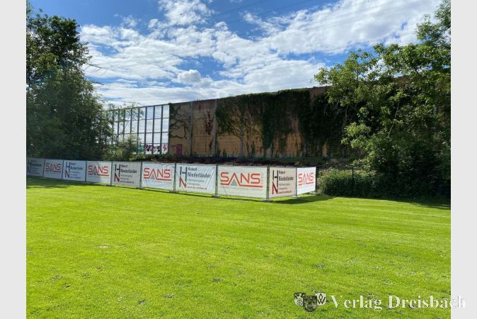 Der abgesperrte Bereich auf der Liegewiese im Schwimmbad.