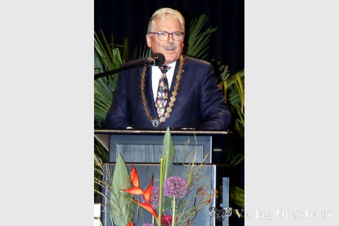 Selten wie hier beim Bürgerempfang ist Bernd Blisch im vollen Ornat zu sehen. Der wenig glamouröse Alltag im Rathaus hat ihm so weit gefallen, dass er am 9. Juni gerne für sechs weitere Jahre gewählt werden.