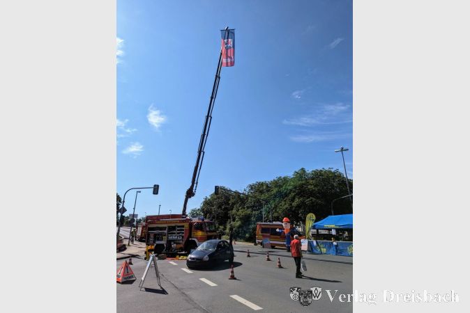 Die Hattersheimer Feuerwehr mit dem zum öffentlichen Zerschneiden präparierten Unfallwagen.