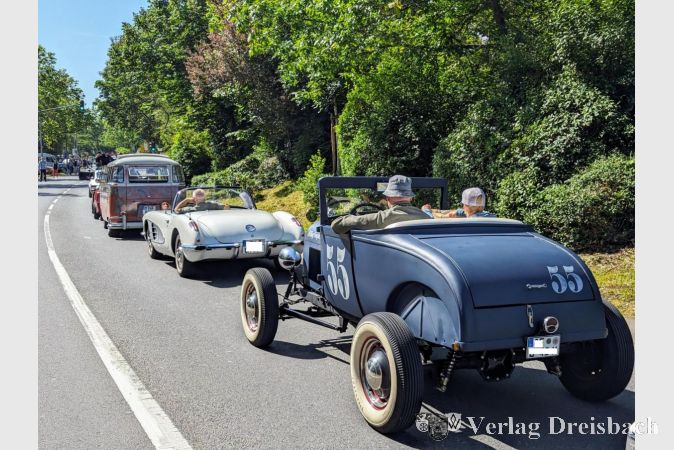 Ansehnlicher Stau entlang des Hessendamms: Am Sonntagmorgen strömten besonders viele Oldtimer nach Hattersheim.