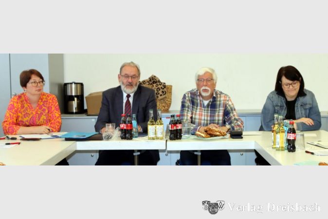 Volle Unterstützung des Ortsvereins (l. Vorsitzende Nadine Kirchheim, 2.v. r. Sprecher Gerd Mehler) und der Fraktion (r. Vorsitzende Melanie Ernst) ist Michael Antenbrink bei seinem vierten Bürgermeisterwahlkampf gewiss.