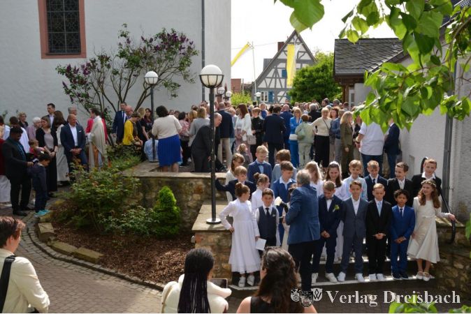 Unter dem klaren Himmel Wickers versammelte sich die Gemeinde der St. Katharina Kirche, um die Erstkommunion ihrer Kinder zu feiern.