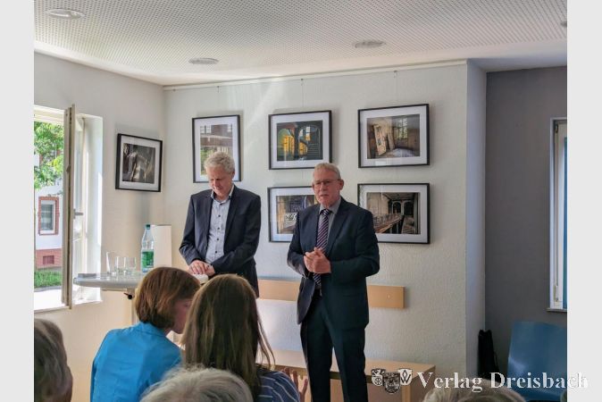 Ludger Engelhardt-Zühlsdorff (links), Vorstand des Caritasverbands Main-Taunus e.V., und Stadtverordnetenvorsteher Georg Reuter begrüßten das Publikum im Haus St. Martin.