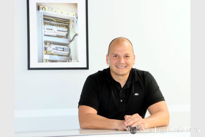 Nicht jeder würde sich das Foto eines Schaltkastens als Wanddekoration aussuchen, aber Tobias Luger ist hier auch im Besprechungsraum seines Arbeitgebers T.O.M. zu sehen.