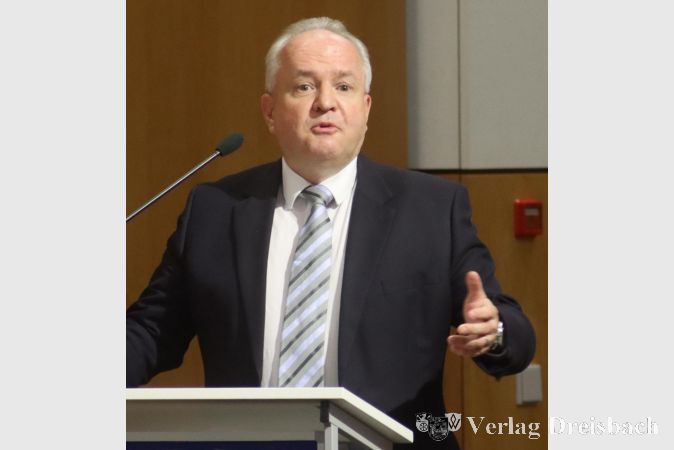 Stadtverordnetenvorsteher Michael Kröhle verlas nach einer persönlichen Einleitung den Resolutionstext des Flörsheimer Parlaments gegen Extremismus, der von den Fraktionen mitgestaltet worden war und einstimmig verabschiedet wurde.