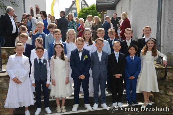 Die feierliche Erstkommunion von 20 jungen Gläubigen in der St. Katharina Kirche in Wicker.